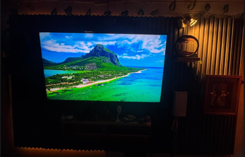 Instalación Wall Panel decorativo TV Oficina foto